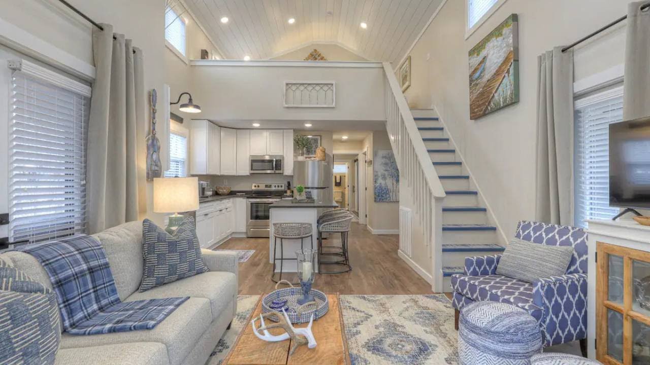 Luxurious Beautiful Blue Ridge Tiny House with Cozily Decorated | Harmony Corners