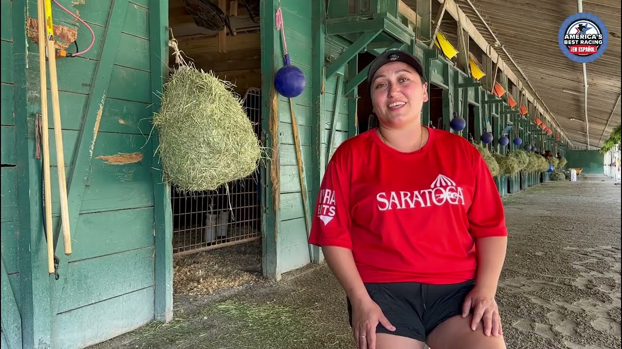 Ella cuida a los caballos que tú ves correr: la historia de una trabajadora del hipódromo