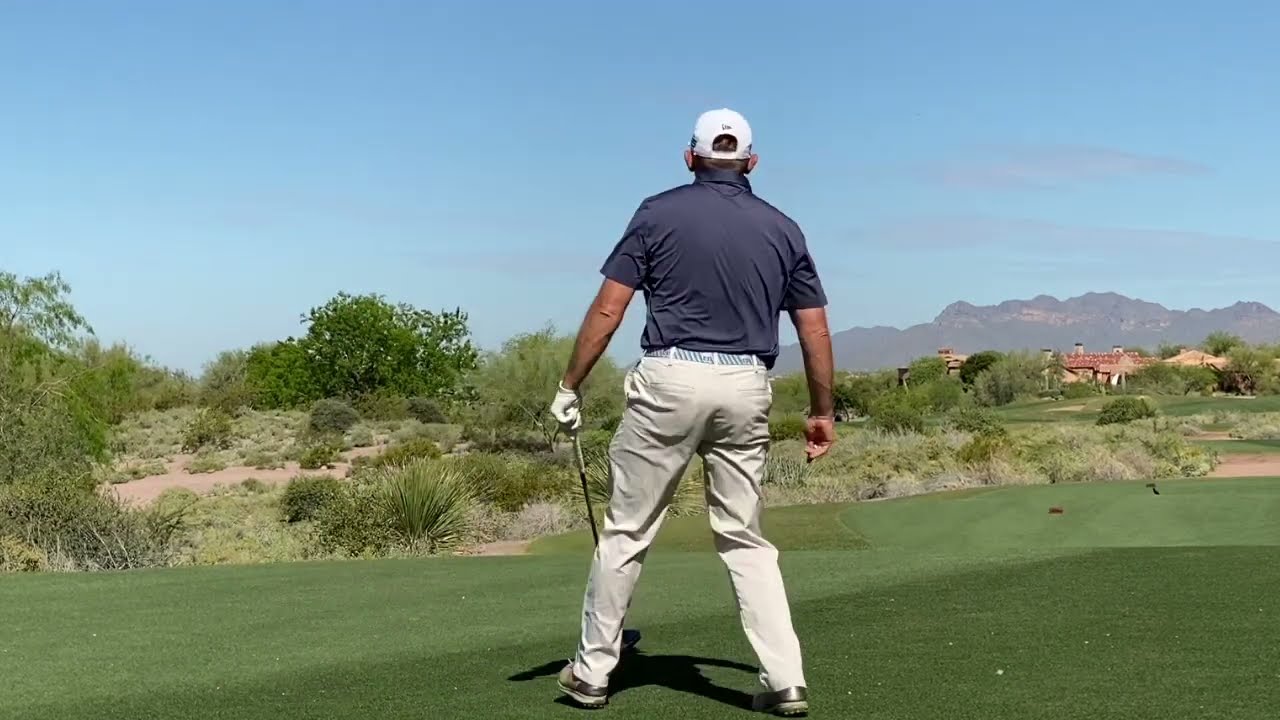 Я играл в гольф на последних девяти лунках на поле Prospector Course в Superstition Mountain (вид...
