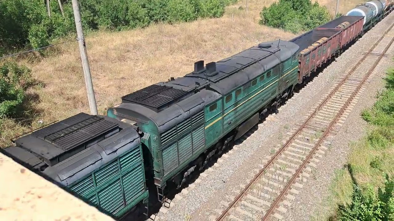 2ТЭ10М-2832 (УЗ) едет с грузом