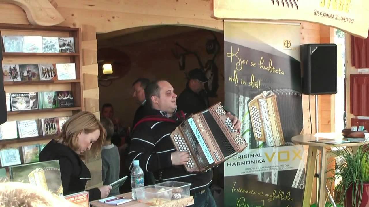 Rok &Scaron;vab (Modrijani) na jesenskem sejmu v Komendi 2013 igra Na Golici