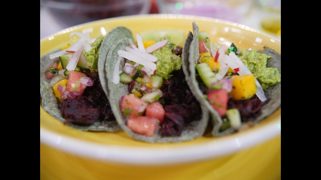 Cocina vegana: ¡Tacos de jamaica asada con salsa de sandía y mango! | Sale el Sol