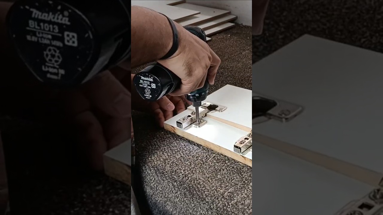 Como fazer a Instalando de dobradiça na porta do móvel