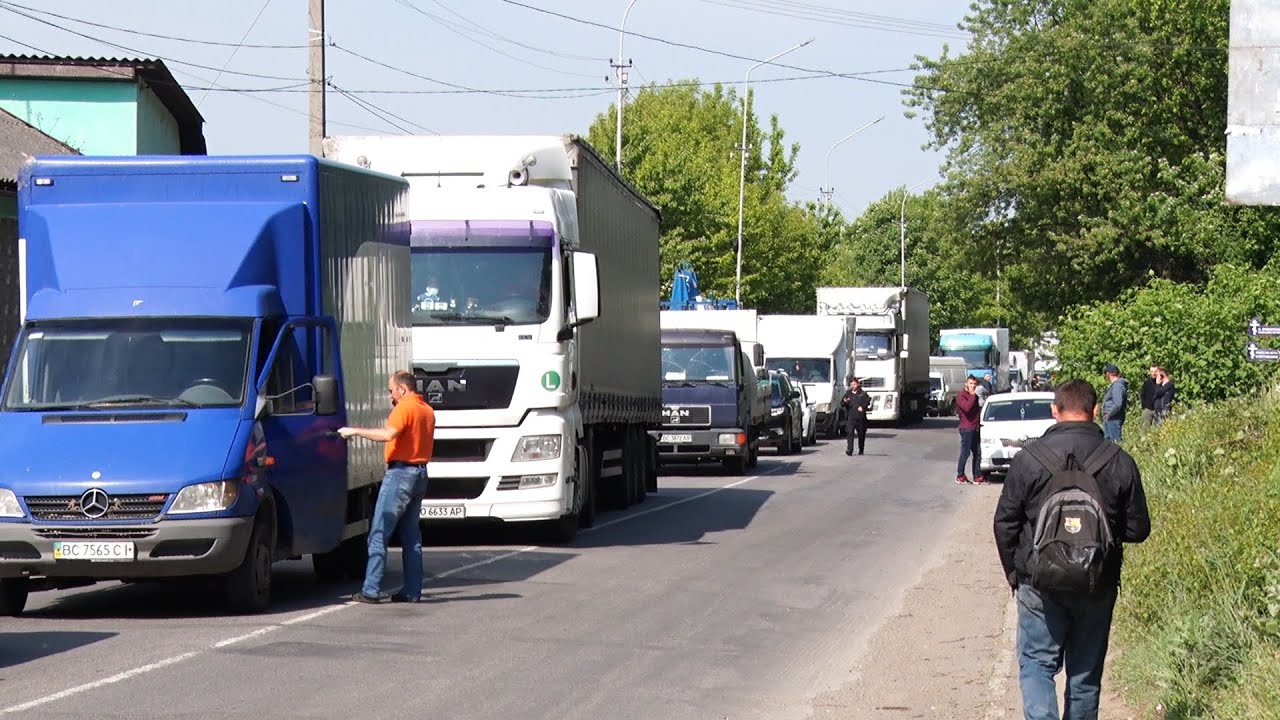 Перекриття дороги через ухвалу Кабміну - жителі Копашнова блокували трасу Мукачево-Рогатин
