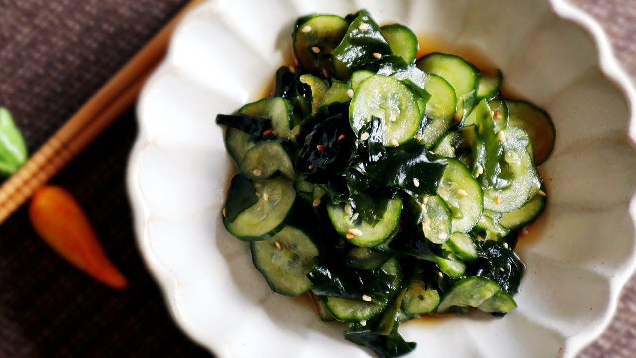 [Vinegared food] Cucumber & Wakame Seaweed Salad. [Japanese Sunomono/Sanbaizu Ricipe]キュウリとワカメの酢の物レシピ
