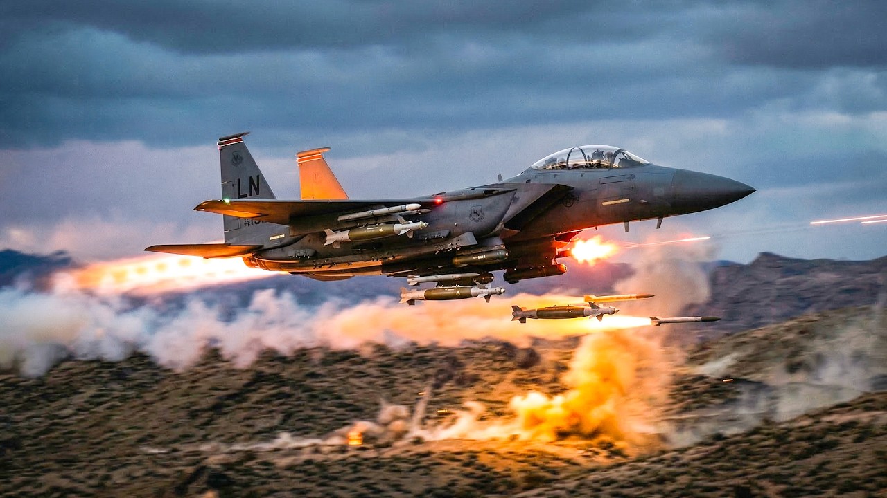 Полная мощь в действии! Посмотрите, как американский истребитель F-15 демонстрирует невероятную огне