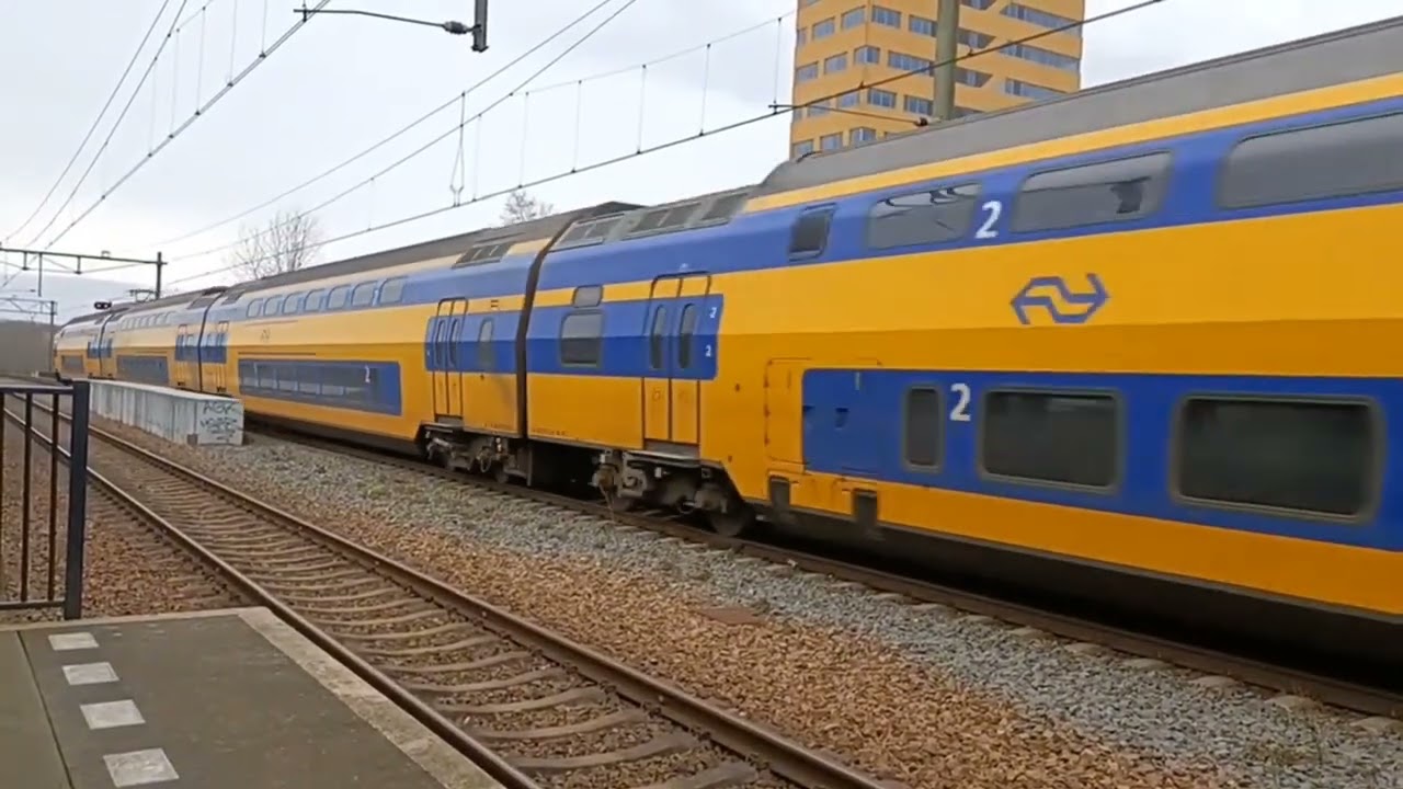 Een video vol met toeters en treinen 