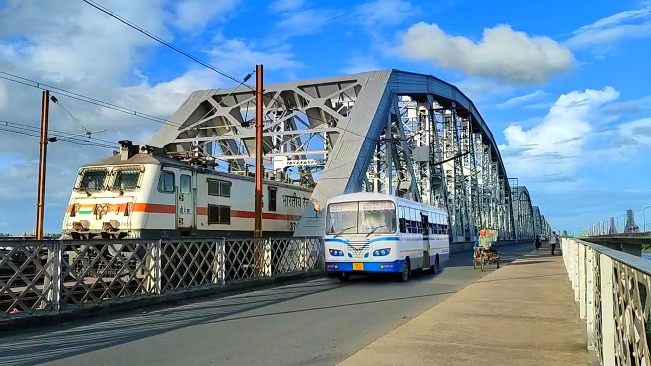 Parallel Racing BUS Vs RAJDHANI Express Furiously crossing famous BALLY BRIDGE ( vivekananda Setu )