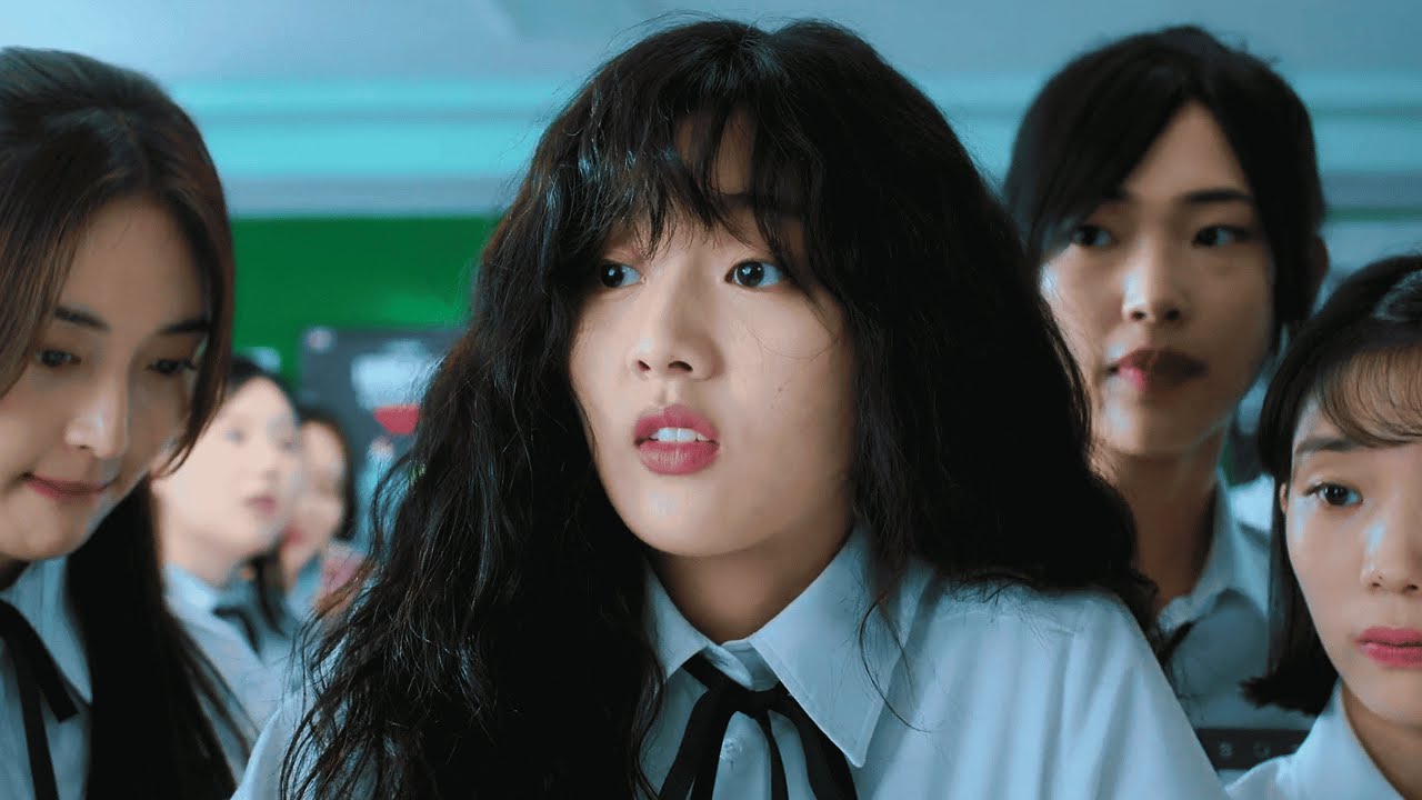 A Garota Feia Alisou o Cabelo para Parecer Bonita para o Crush. Mas Esqueceu quem a Amava de Verdade