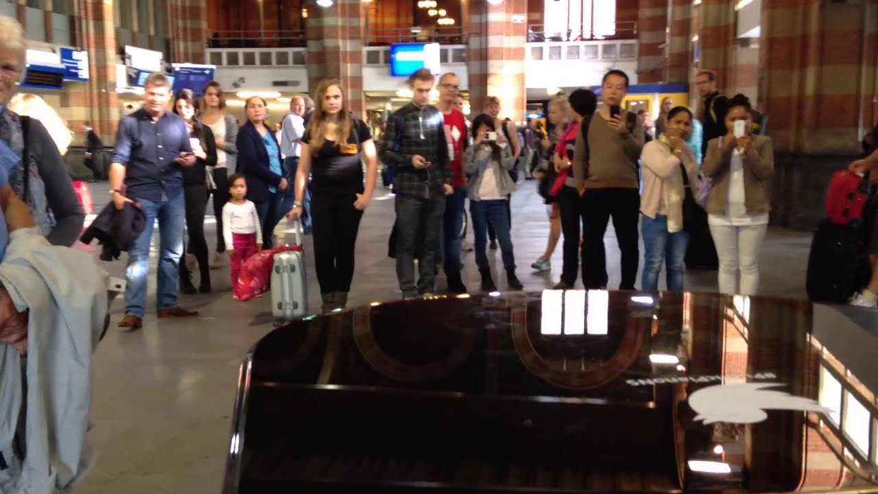 conducteur zingt op amsterdam centraal