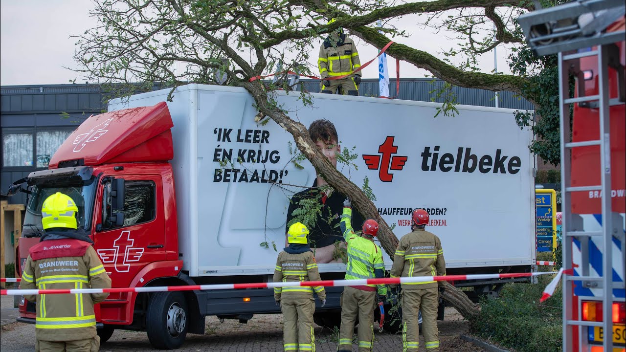 Vrachtwagen rijdt tegen lage boomtak in Twello, brandweer schiet te hulp