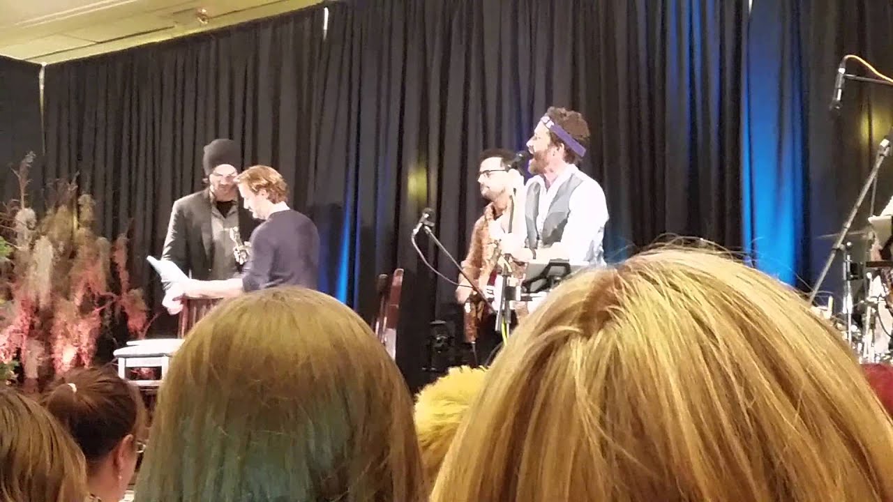 Jensen sings 