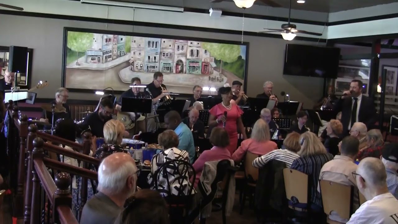 Stardusters perform The Lady is a Tramp