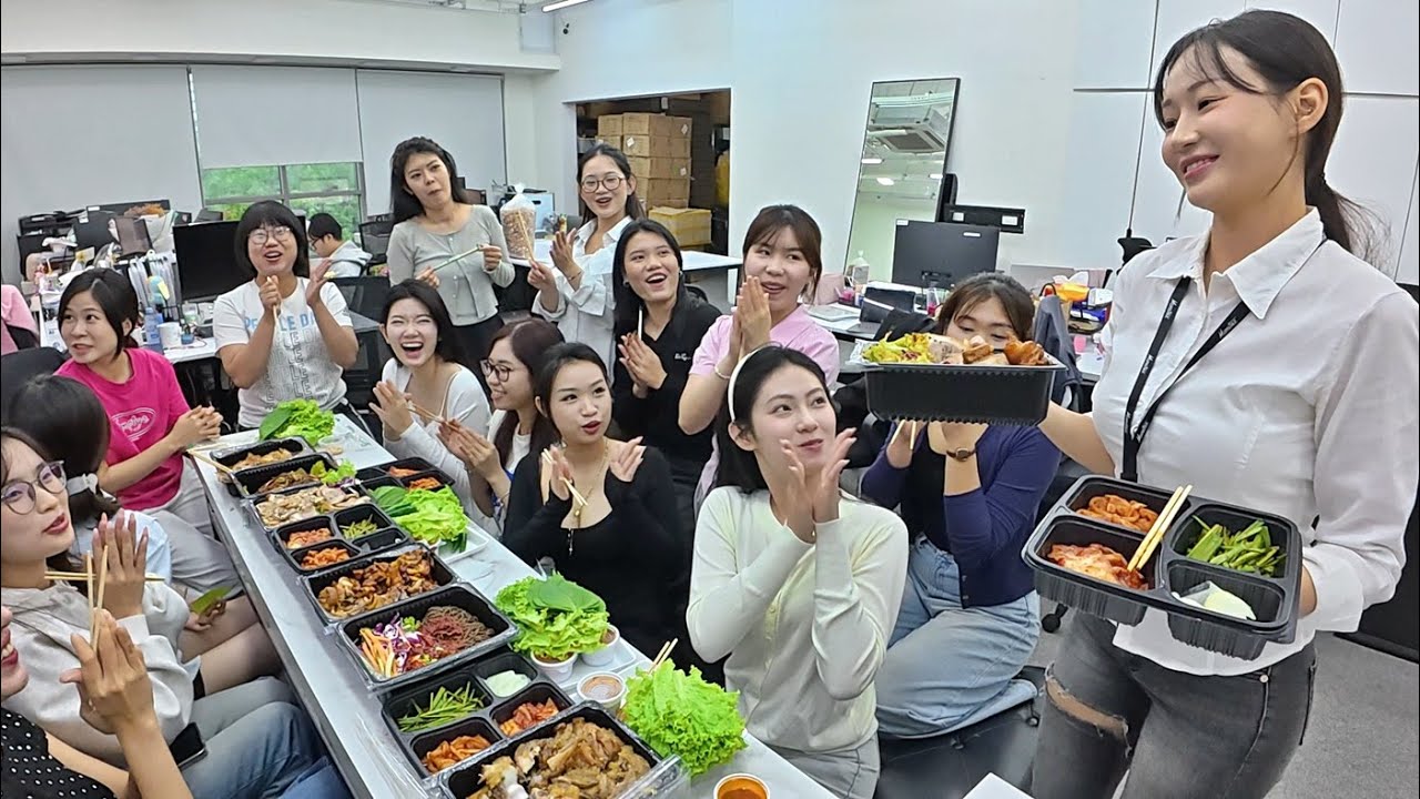 월급을 받자마자 직원들에게 족발 30인분을 쐈습니다
