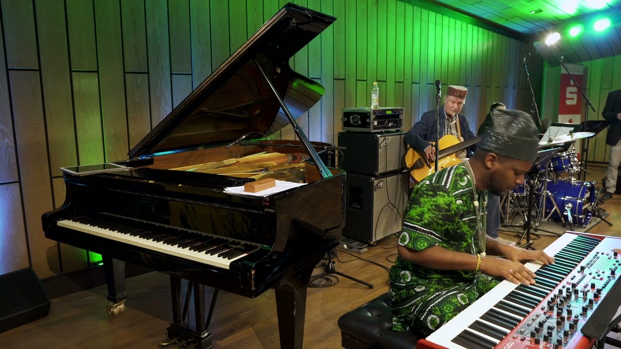 Karnatik Jazz : Mad Razz (K: Carola Grey)