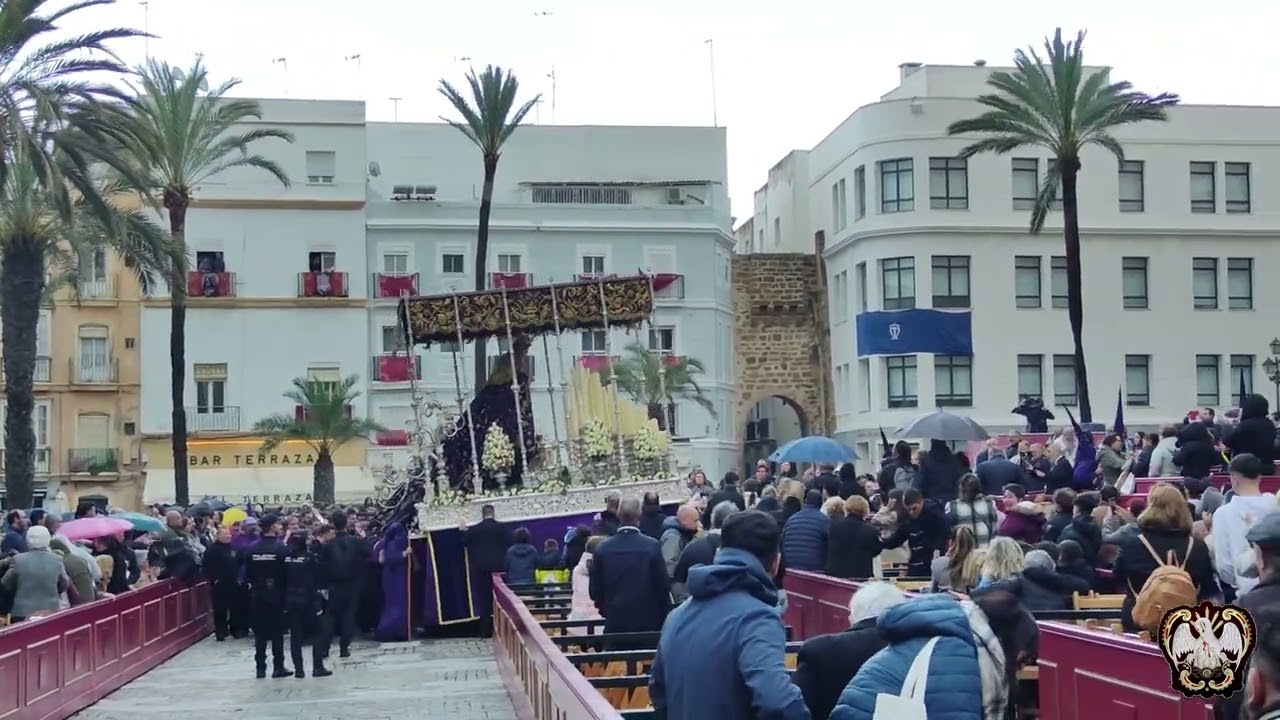BAJO LA LLUVIA Lágrimas (Columna), subida Catedral, Martes Santo Cádiz 2025