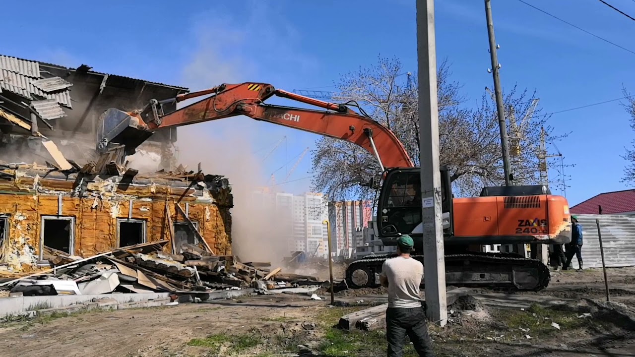 Экскаватор Hitachi 240 ломает дом