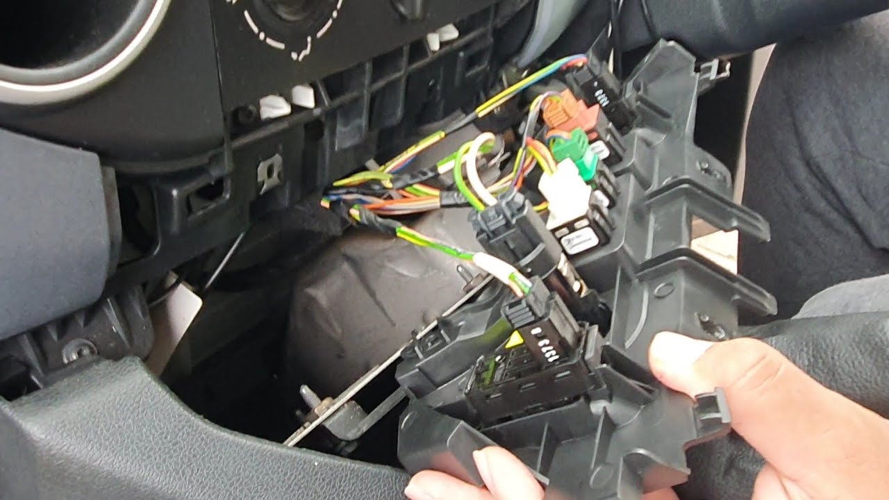 How to remove citroen berlingo/Peugeot partner switches panel