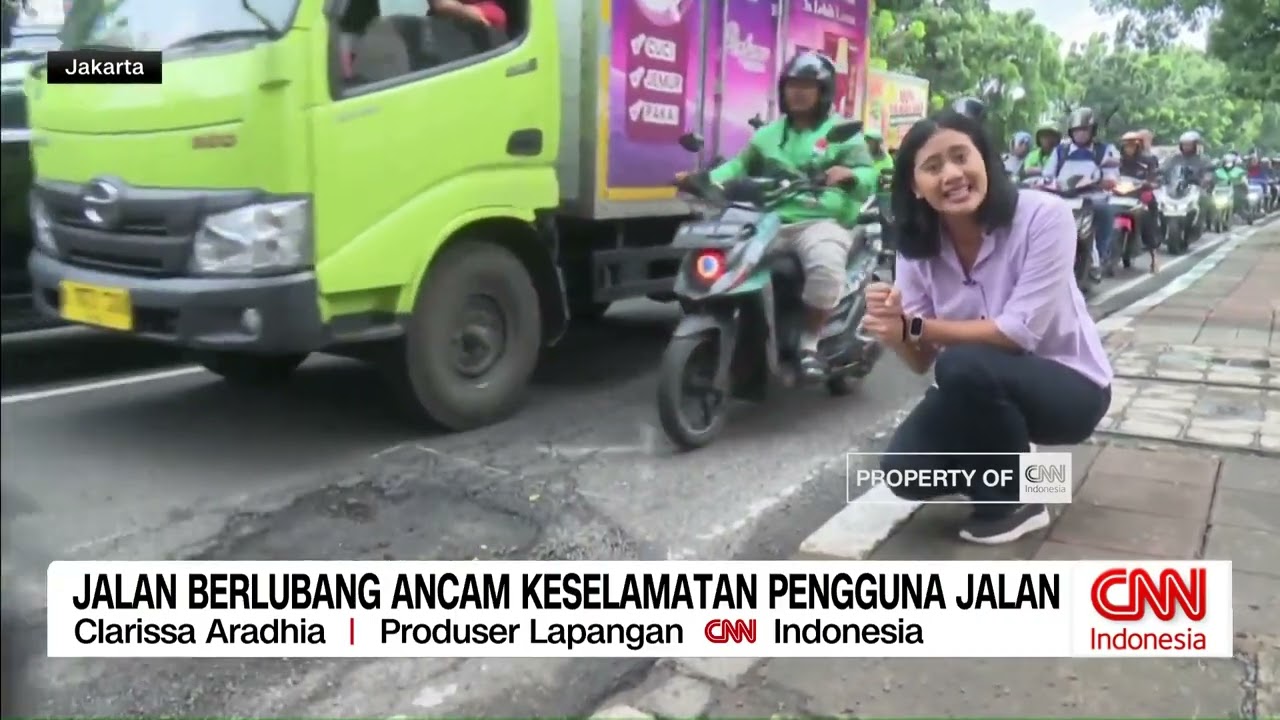 Hujan Deras Tinggalkan Jalan Rusak di Jakarta