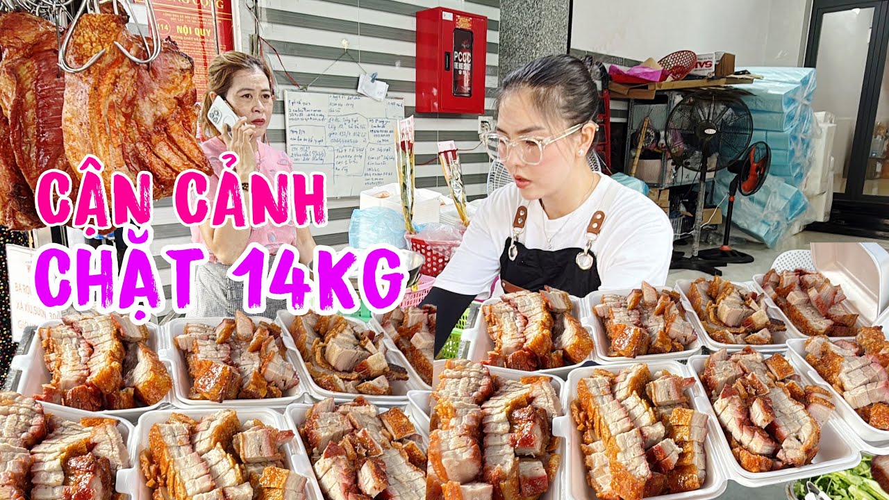 Панорама LY LY и команды, которые нарезают 14 кг жареной свинины, очень вкусной и привлекательной.