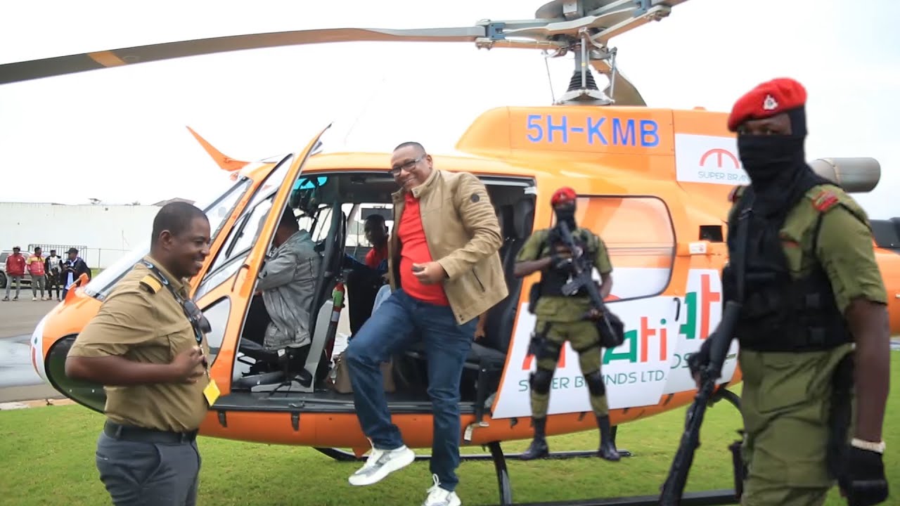 TAZAMA POLISI WALIVYOZINGIRA UWANJA WAKATI BILIONEA MULOKOZI AKISHUKA KWENYE HELKOPTA YAKE BABATI.