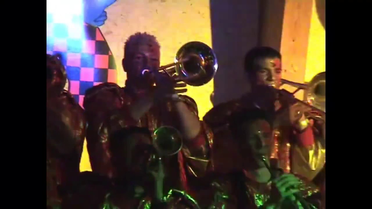 Escholzmatt Fasnacht 2003 &Auml;nteguugger Tennishalle Auftritte am Fasnachts Samstag