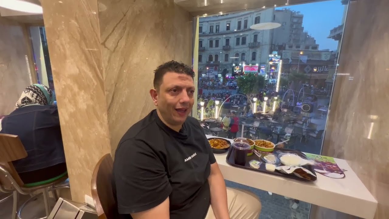 فتة كشري مع اجمل ڤيو عند تومه في ميدان التوفيقية القاهرة