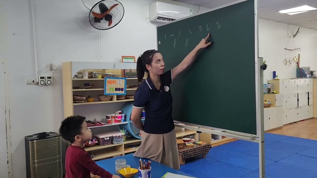 Ôn các nét đã học. Tập tô nét xiên phải.