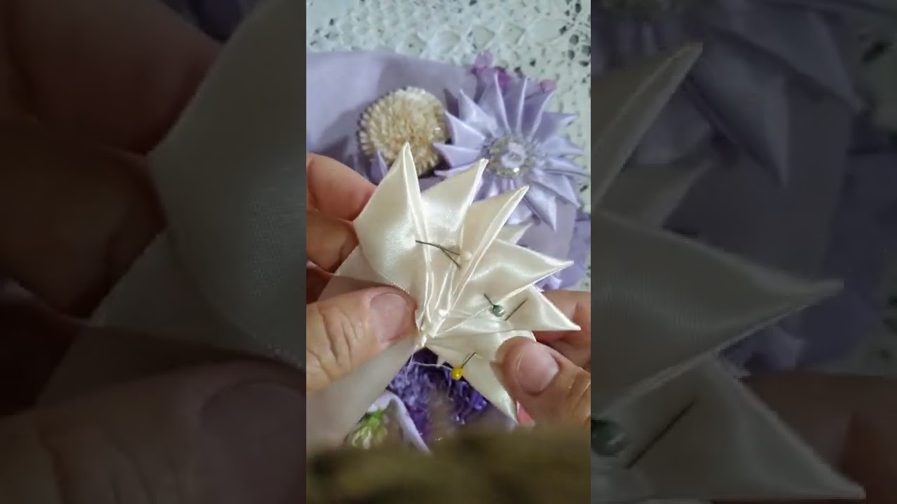Como fazer rosa dobrada,com fita de  cetim.Ines Souza https://youtu.be/ISUMFYp-iAQ