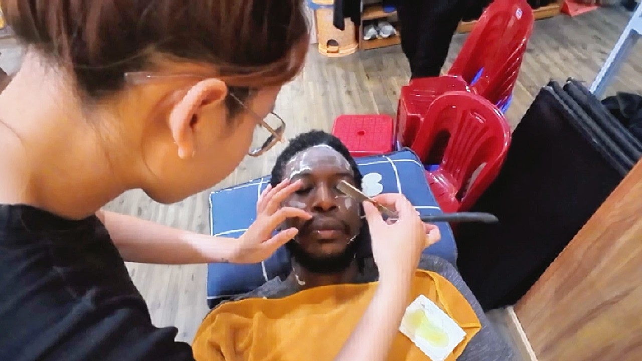 💈Lady Barber Shaved Me, Massaged My Scalp, Stood on My Back & 8 More Steps – Da Nang 🇻🇳
