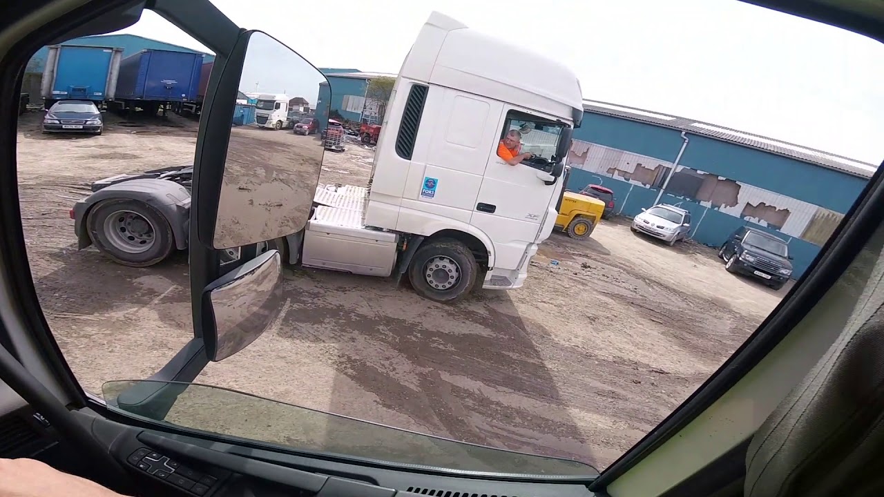 Carreta afundando na lama dentro de um patio