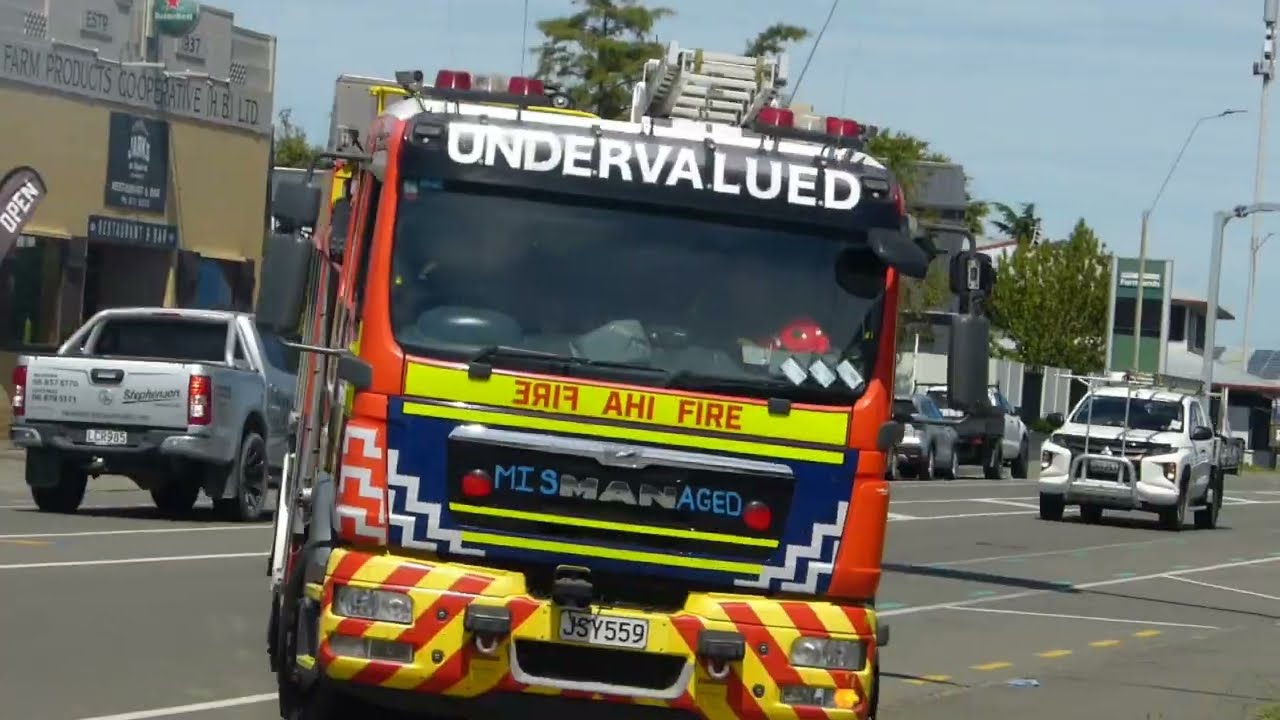 Hastings 561 & 567 responding to a fire alarm. Mini compilation | Siren Squad NZ