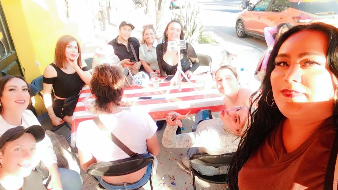 seguimos en la inauguración de Rosita fresita y con la chicas