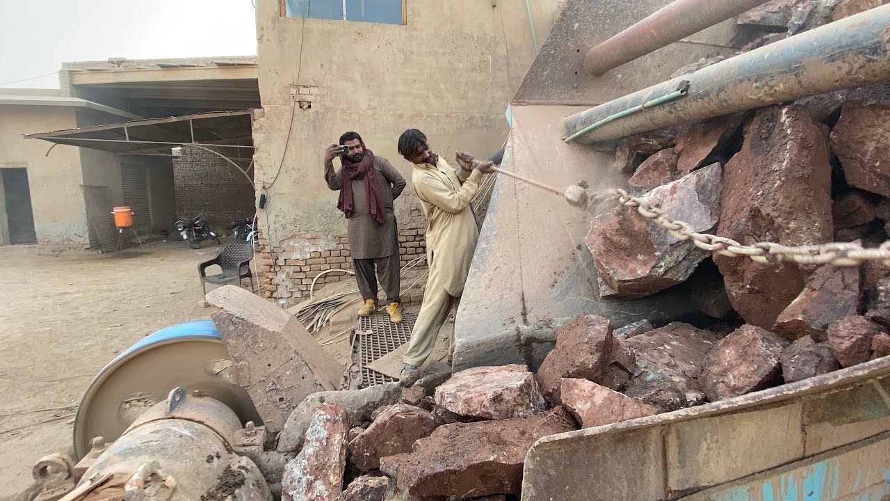 “Real Stone Crusher Power 💥 Giant Rocks Jammed in Hopper | Unstoppable Hammer Machine in Action