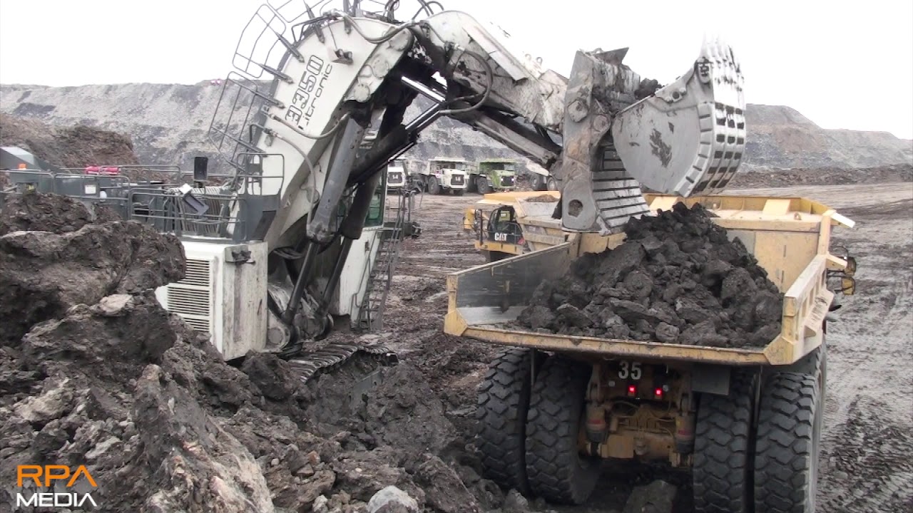 *HUGE* Liebherr R9350 mining shovel working in a Scottish opencast coal mine