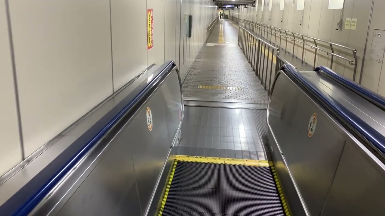 【日立】2X エスカレーター 1X 動く歩道　新下関駅 2X escalator 1X walkway Shin Shimonoseki station JR line Yamaguchi Japan
