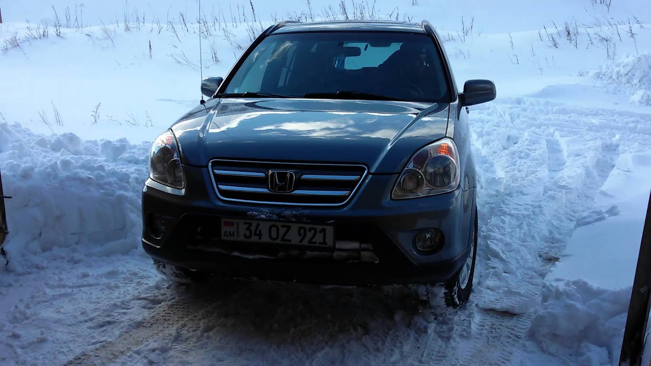 Honda CR-V 2006 in snow