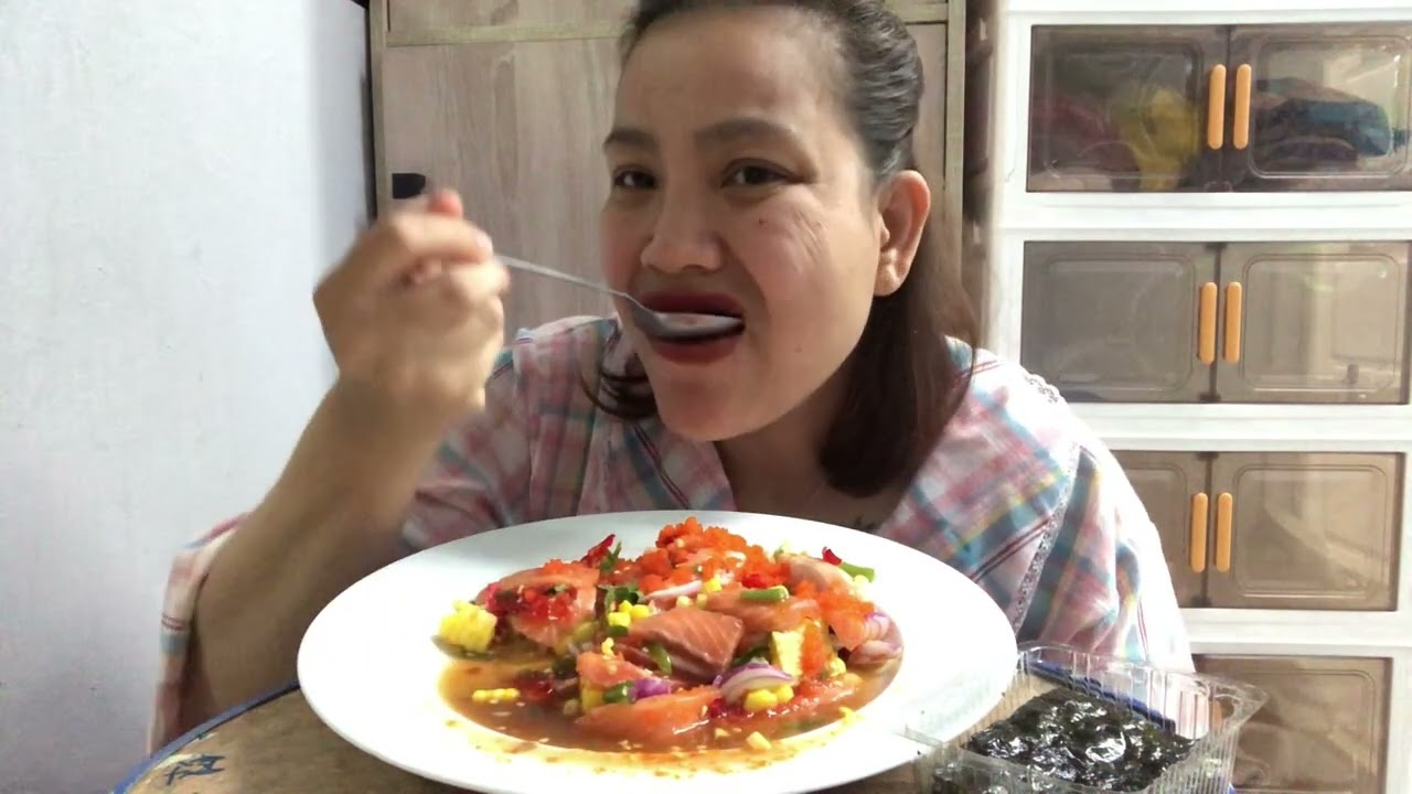 ยำแซลม่อนน้ำปลาร้าไข่กุ้งจ้า