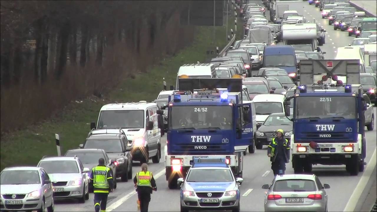 PKW überschlagen Vollsperrung durch THW
