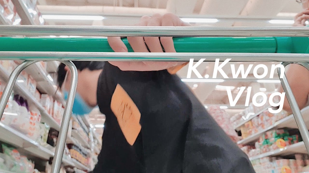 Vlog | ช๊อปปิ้งกับแม่ จีซูสวยมาก อ่านหนังสือ แกะพัสดุ ดู KCON เปลี่ยนถ่านเมาส์ | K.Kwon
