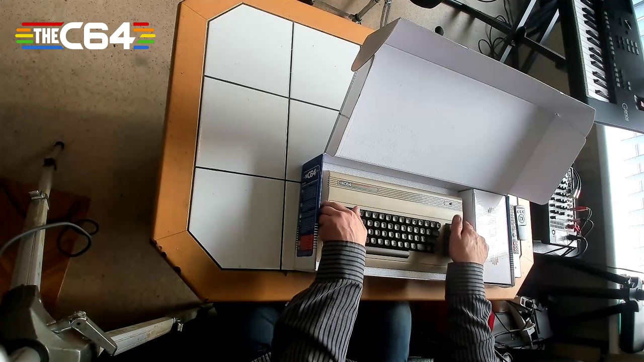 Uitpakken van The C 64 Maxi.