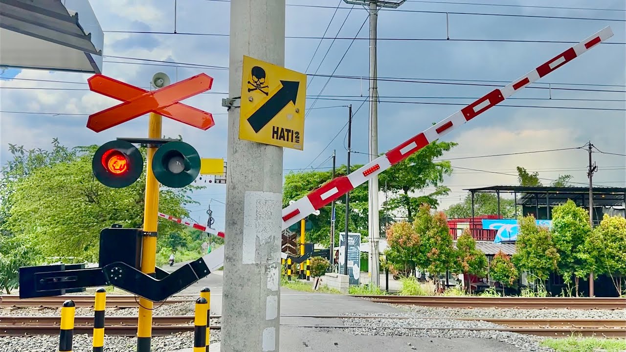TERBARU! Perlintasan Unik Kereta Api Mbah Ruwet Klaten, Jawa Tengah