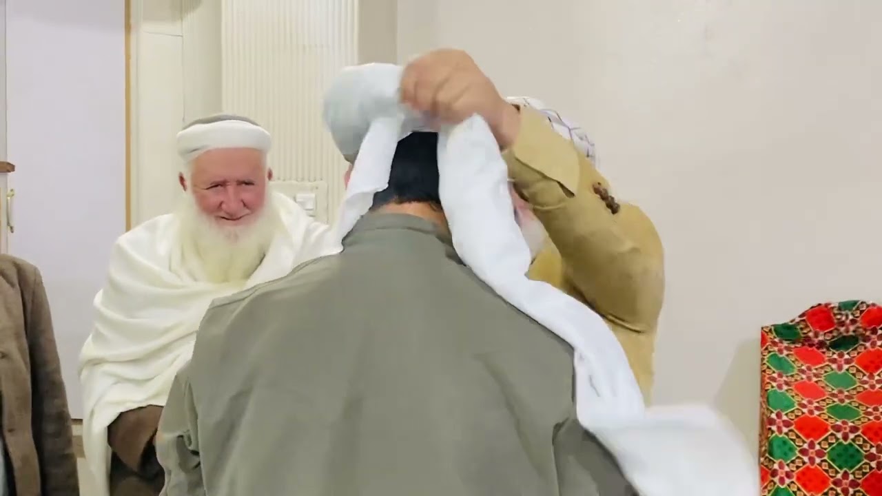 زیدہ صوابی میں مولانا محمد طیب طاھری  طلباء کی دستاربندی کررہے ہے