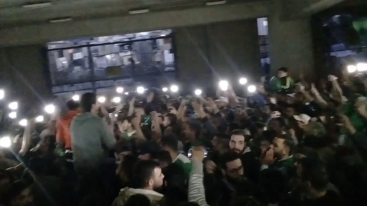 جمهور الانصار يحتفل بعد حرمان النجمة من الحصول على بطولة الدوري