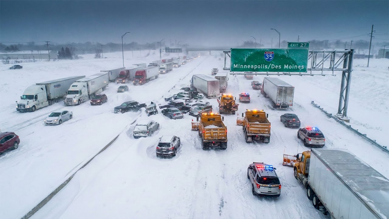 Chaos in Minnesota & Iowa Today! Blizzard Shuts Down Interstate 35