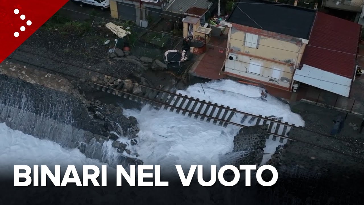 Mareggiata distrugge linea ferroviaria nel messinese: binari sospesi e circolazione interrotta
