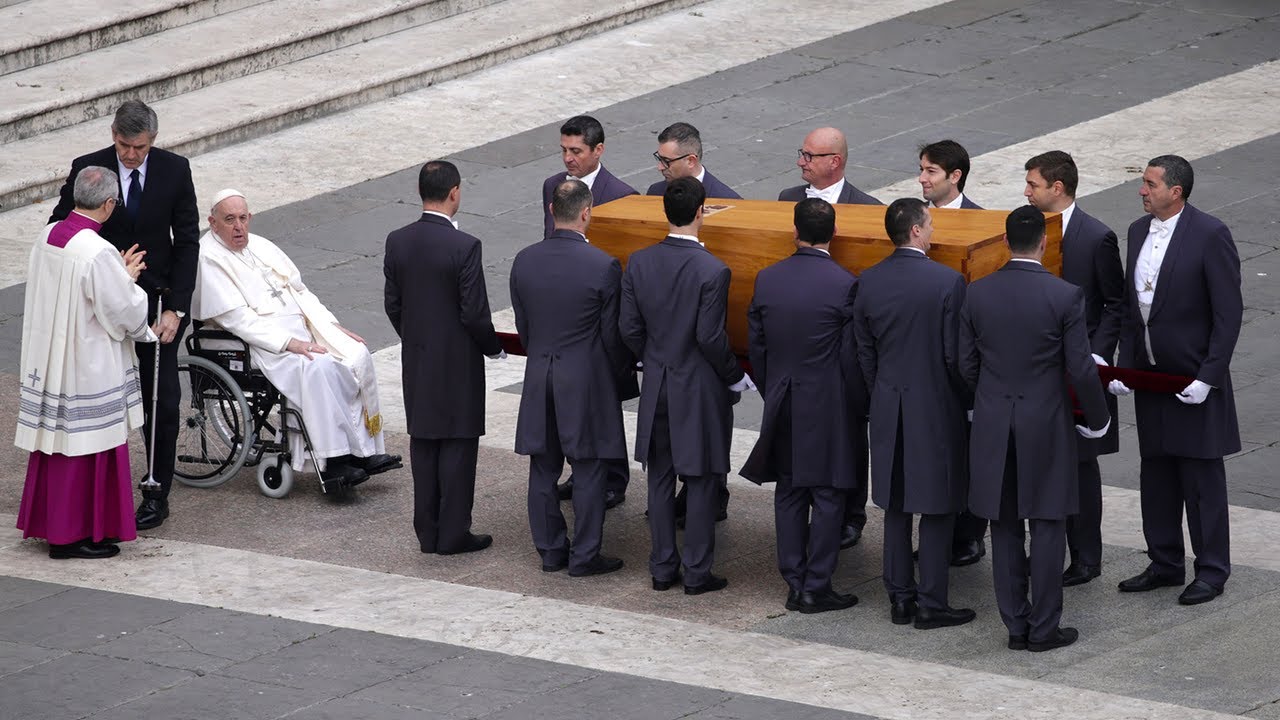 Funerali di Papa Ratzinger, addio a Benedetto XVI: esequie in diretta video da San Pietro
