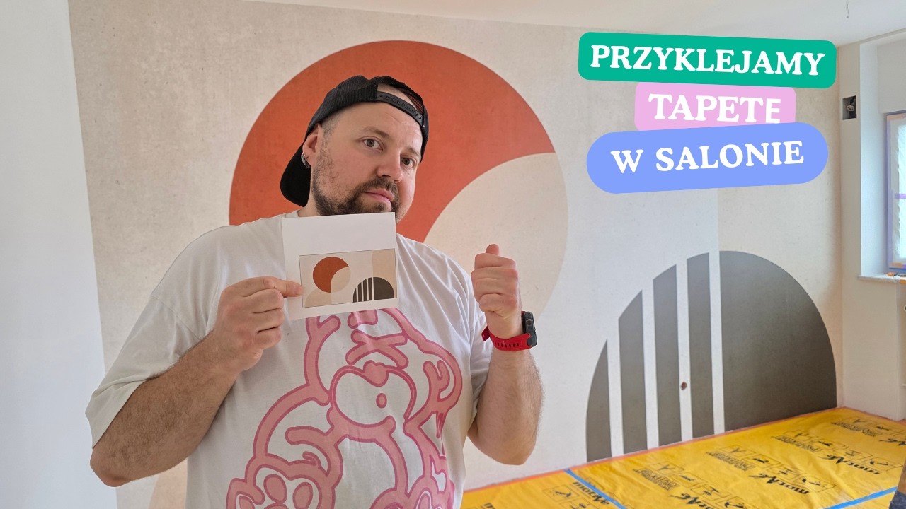 Przyklejamy fototapetę w salonie w kawalerce.