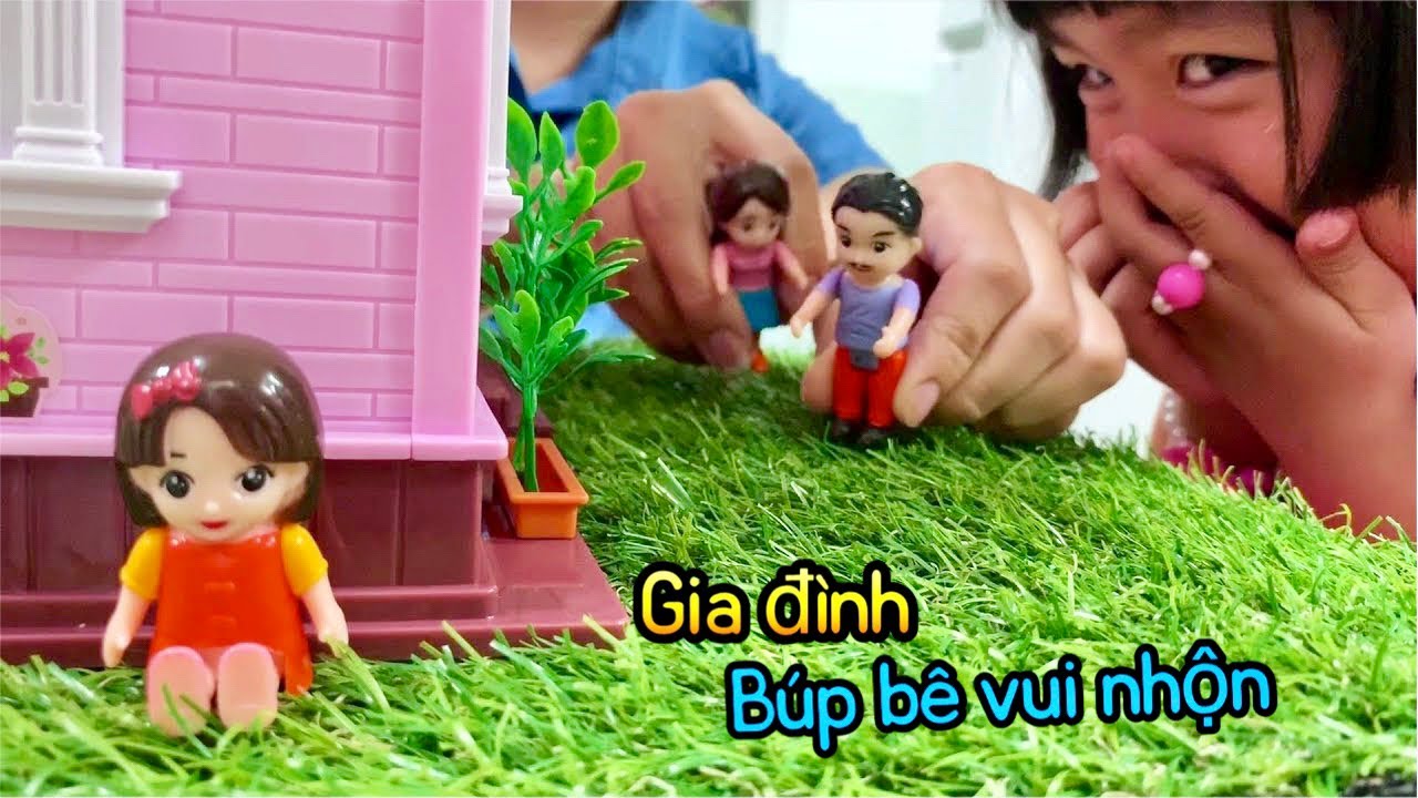Chuyện gia đình búp bê: Ruby và em trai học cách giúp đỡ mẹ việc nhà | Phương Phương Channel