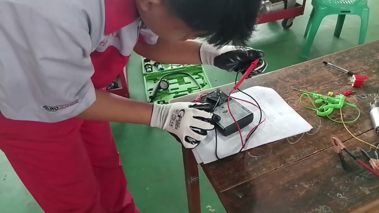Pengerjaan Job Servis Berkala Engine di Bengkel Teknik Kendaraan Ringan SMK Korpri Majalengka